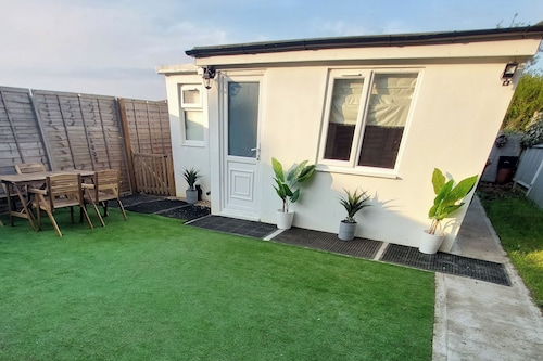 1 Bed-sleeps 4-private Garden-free Parking