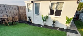 1 Bed-sleeps 4-private Garden-free Parking