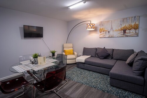 1 Bed-sleeps 4-private Garden-free Parking