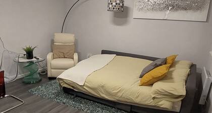 1 Bed-sleeps 4-private Garden-free Parking