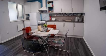 1 Bed-sleeps 4-private Garden-free Parking