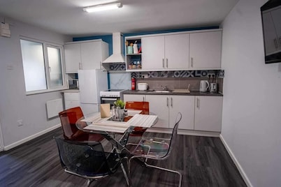 1 Bed-sleeps 4-private Garden-free Parking