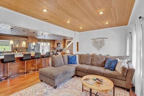 電視、DVD 播放機、音響、 辦公室