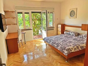 2 chambres, coffres-forts dans les chambres, bureau