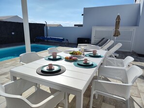 Outdoor dining - Villa Anny, heated pool, ideal for families! (PLAYA BLANCA)