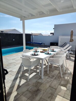 Outdoor dining - Villa Anny, heated pool, ideal for families! (PLAYA BLANCA)
