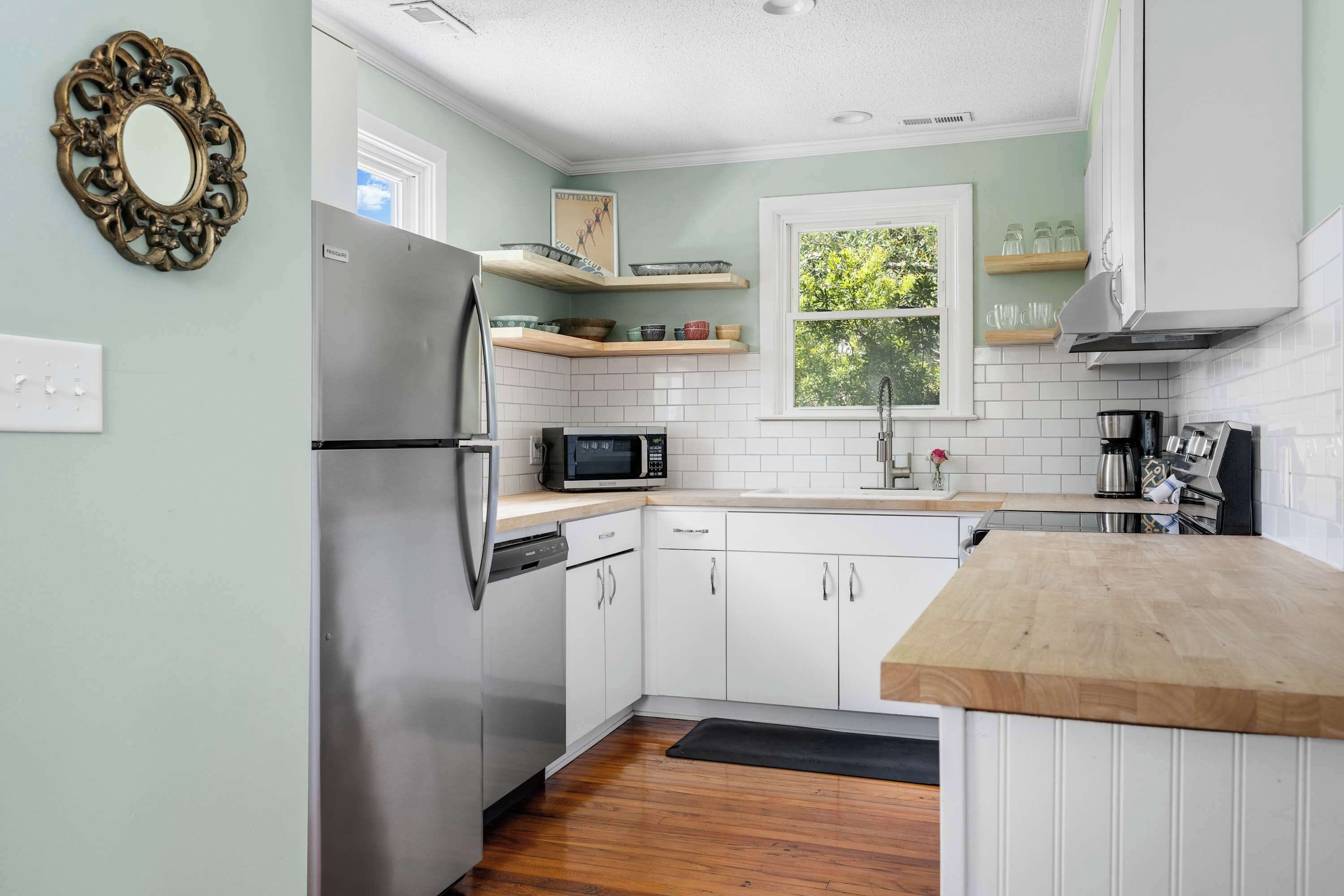 Jääkaappi, mikroaaltouuni, uuni, liesi