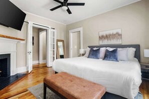 4 slaapkamers, een bureau, een strijkplank/strijkijzer, reisbedje