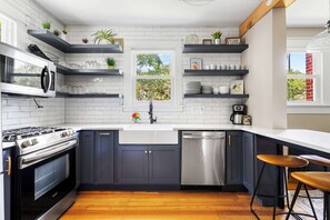 Een koelkast, een microgolfoven, een oven, een kookplaat