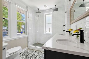 Een douche, een haardroger, handdoeken