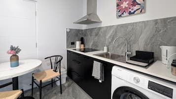 Kühlschrank, Mikrowelle, Herdplatte, Toaster