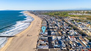 Zona residencial costera con casas a lo largo de la playa y una vista despejada del océano.