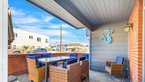 Outdoor dining - Cozy 2-Bedroom Getaway (Newport Beach)
