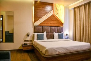 Chambre Deluxe double, 1 lit double et 1 canapé-lit, balcon, vue sur la ville | Fer et planche à repasser, accès au Wi-Fi (inclus)