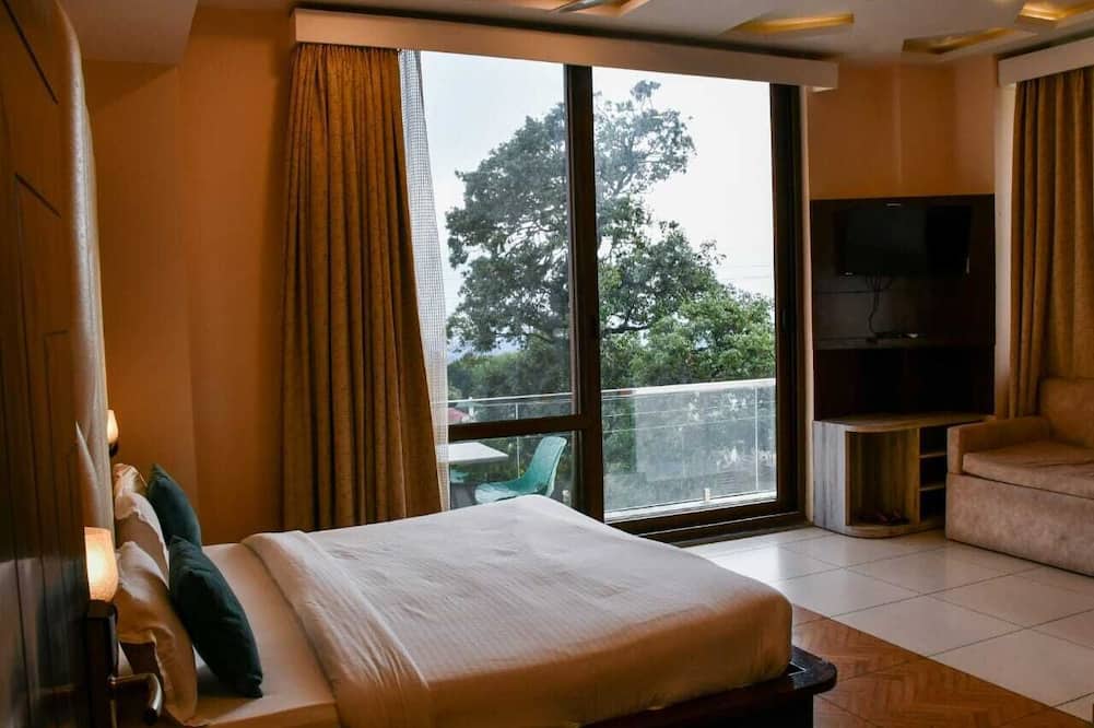 Hotel Leosh Lansdwone