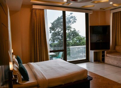 Hotel Leosh Lansdwone