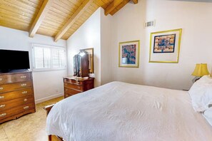 4 bedrooms, WiFi, bed sheets, wheelchair access - Seaside Getaway Just Steps from the Ocean (Newport Beach)