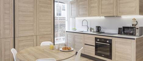 Kühlschrank, Mikrowelle, Ofen, Herdplatte