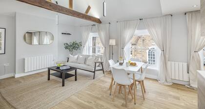 Apartment-Eigenes Badezimmer-Strassenblick-Featured