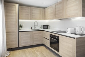 Geladeira, micro-ondas, fogão, cooktop