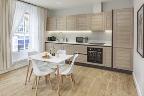 Fridge, microwave, oven, stovetop - Near Farnham Castle Retreat by StayStayStay (Farnham)