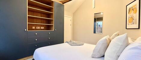 1 habitación, tabla de planchar con plancha, wifi gratis y ropa de cama