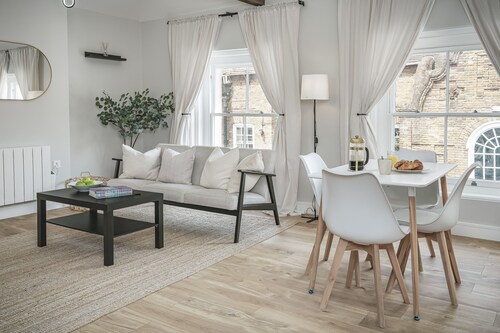 Apartment-Eigenes Badezimmer-Strassenblick-Featured