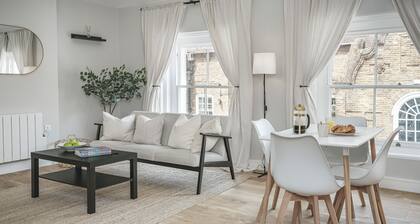Apartment-Eigenes Badezimmer-Strassenblick-Featured