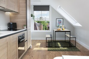 Fridge, microwave, oven, stovetop - Near Farnham Castle Retreat by StayStayStay (Farnham)