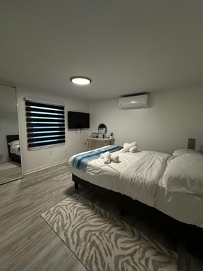 5 bedrooms, desk, iron/ironing board, WiFi - Updated and Comfortable Trailer in West OC! (Berlin)