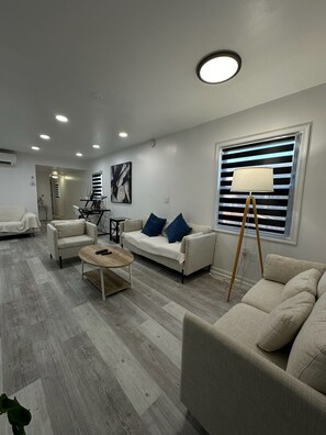 TV, offices - Updated and Comfortable Trailer in West OC! (Berlin)