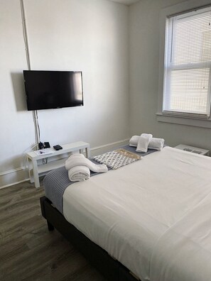 Iron/ironing board, WiFi, bed sheets