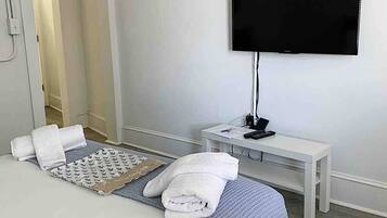 Iron/ironing board, WiFi, bed sheets