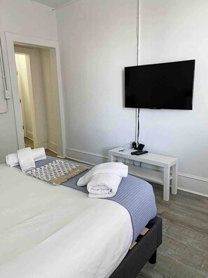 Tabla de planchar con plancha, wifi y ropa de cama 