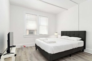 Tabla de planchar con plancha, wifi y ropa de cama 