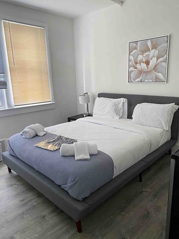 Tabla de planchar con plancha, wifi, ropa de cama