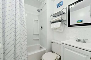 Shower, hair dryer, towels - Modern Beachfront Studio 305 (Ocean City)