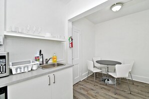 Micro-ondes, plaque de cuisson, cafetière/bouilloire, grille-pain