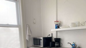 Cafetera y tetera, microondas, parrilla de estufa y tetera eléctrica 
