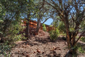 Property grounds - Suite 202-Boutique-Style Hotel Suite, Walk to  Uptown Sedona (Sedona)