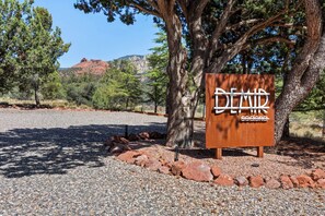 Property grounds - Experience luxury in Sedona Demir Suite 202, getaway for two in Uptown Sedona. (Sedona)