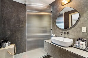Dusche, Haartrockner, Handtücher