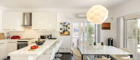 객실 내 식사 공간