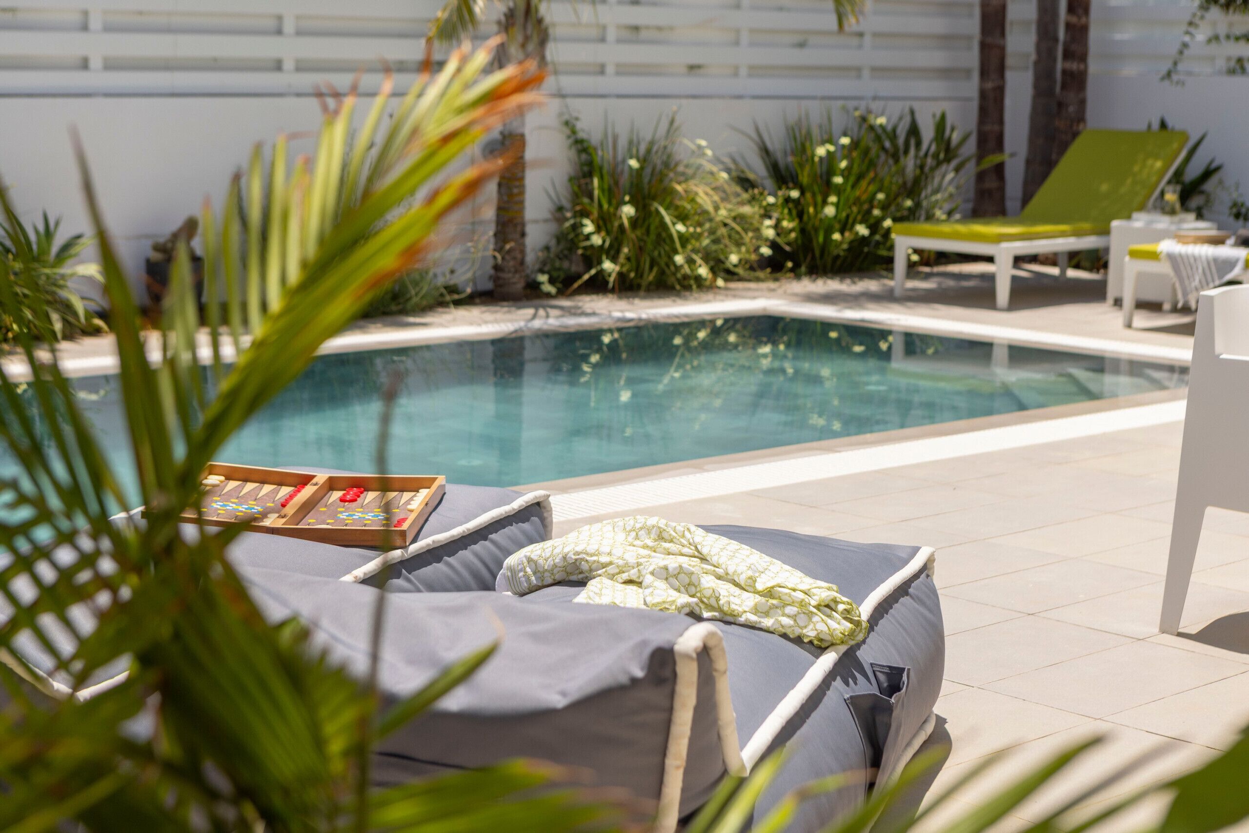 Ein Poolbereich mit Liegestühlen und einem Pool.
