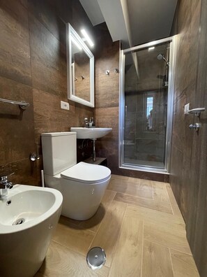 Dusj, hårføner, bidé og håndklær