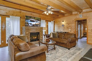 TV, fireplace, video games, foosball - Storybrooke Lodge: POOL, Pets, Theater, Game Room, Hot Tub, Wi-Fi (Sevierville)