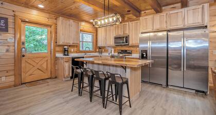 Swimming Bear Lodge: POOL, Pets, Theater, Game Room, Hot Tub, Wi-Fi