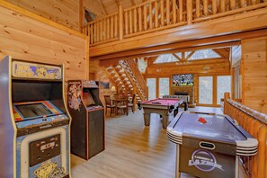 Game room - Storybrooke Lodge: POOL, Pets, Theater, Game Room, Hot Tub, Wi-Fi (Sevierville)