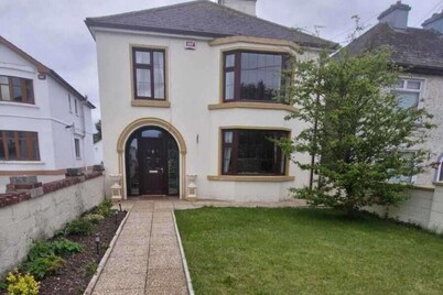 Abbeyfeale Home - Sleeps 6 - Convenient Location