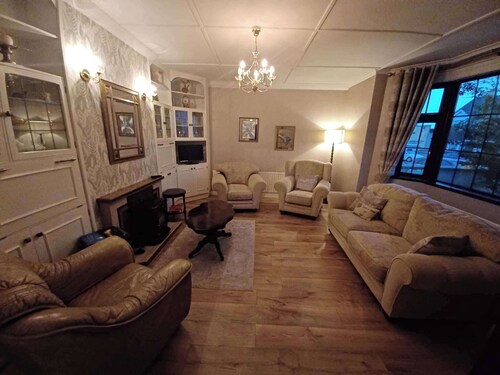 Abbeyfeale Home - Sleeps 6 - Convenient Location